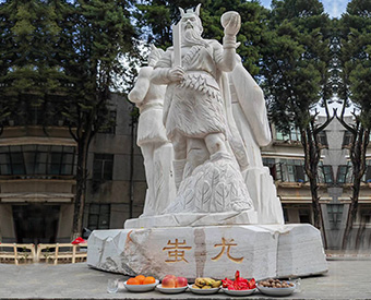 云南石雕黃帝、炎帝、蚩尤雕塑安裝效果展示